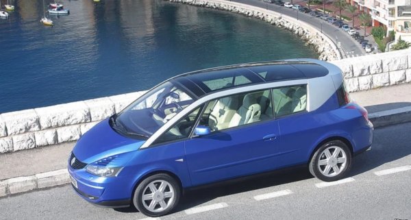 Модели като BMW X6 и Mercedes-Benz GLE Coupe летят високо днес, въпреки че изглеждат малко странно. Но са направо &bdquo;кротки&ldquo; в сравнение с Avantime, опитът на Renault да направи футуристичен миниван, приятен за шофиране и все пак много практичен. Дизайнът е толкова странен, колкото може, следвайки рецептата на концепцията Vel Satis, която ражда  сериен седан-миниван и също така повлиява на второто поколение хечбек Megane. Време, в което Renault се опитваше да направи всичко възможно да пробие нови позиции и да революционизира индустрията.

Докато френският автомобилен производител по-късно се върна към по-класическите форми на каросерията, много европейци все още с умиление си спомнят странните дизайни на Renault в началото на хилядолетието. Avantime изглеж доста тромав. Просто е твърде висок, за да бъде разпознат като спортно купе. Концепцията на Vel Satis, от друга страна, включва ниско спусната, с необичайната гърбица в задната част, която изглежда добре интегрирана в дизайна. Ако Renault бяха завършили концепцията, тя вероятно щеше да се превърне в класика.

Avantime обаче има други проблеми. Високият клиренс го правеше тромав за каране в завоите, а и не е особено удобен. Доста тежък е за 3,0-литровия V6 двигател, произвеждащ 207 к.с. Стига стотака за 8,6 секунди. Не е изненадващо, че Renault продава само 8 557 бройки.